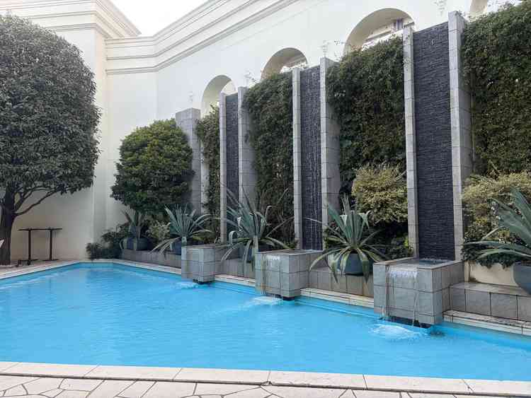 披露宴会場出てすぐのガーデン、プール付きで様々な演出を行うことができる