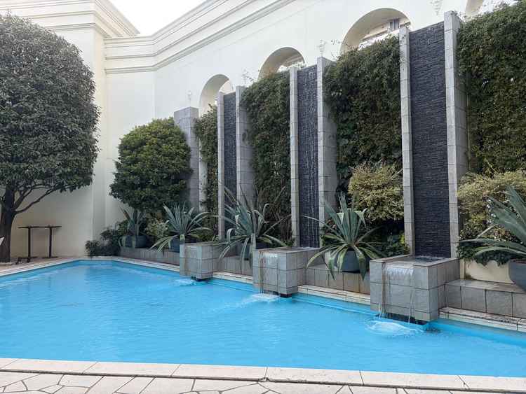 披露宴会場出てすぐのガーデン、プール付きで様々な演出を行うことができる