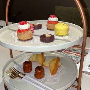 デザートとして簡単なアフタヌーンのセットを頂きました。