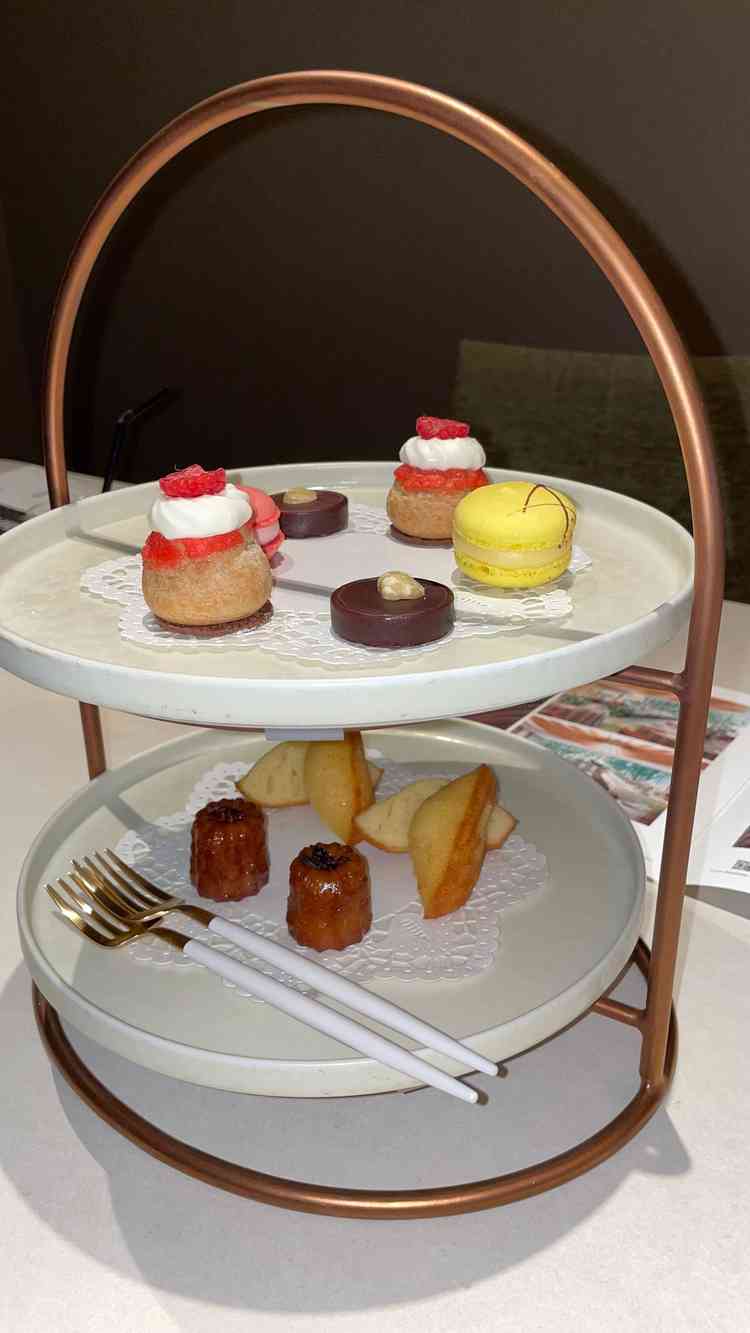 デザートとして簡単なアフタヌーンのセットを頂きました。