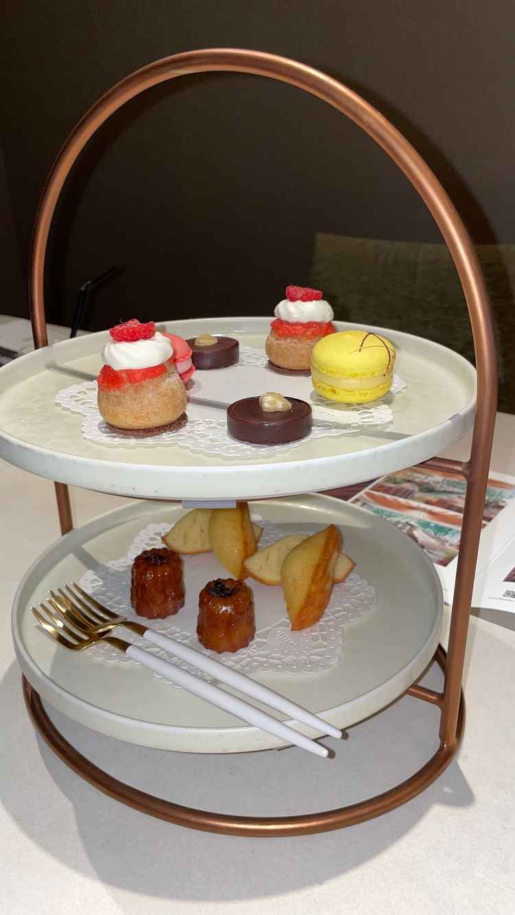 デザートとして簡単なアフタヌーンのセットを頂きました。