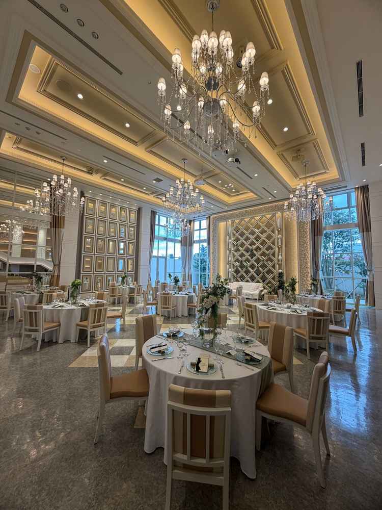 披露宴会場、天井も高くて開放的で良かった。