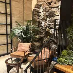 地下の食事会場のウェルカムスペース