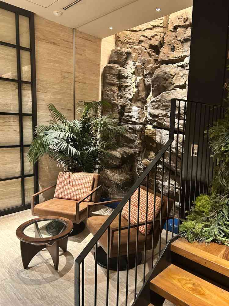 地下の食事会場のウェルカムスペース