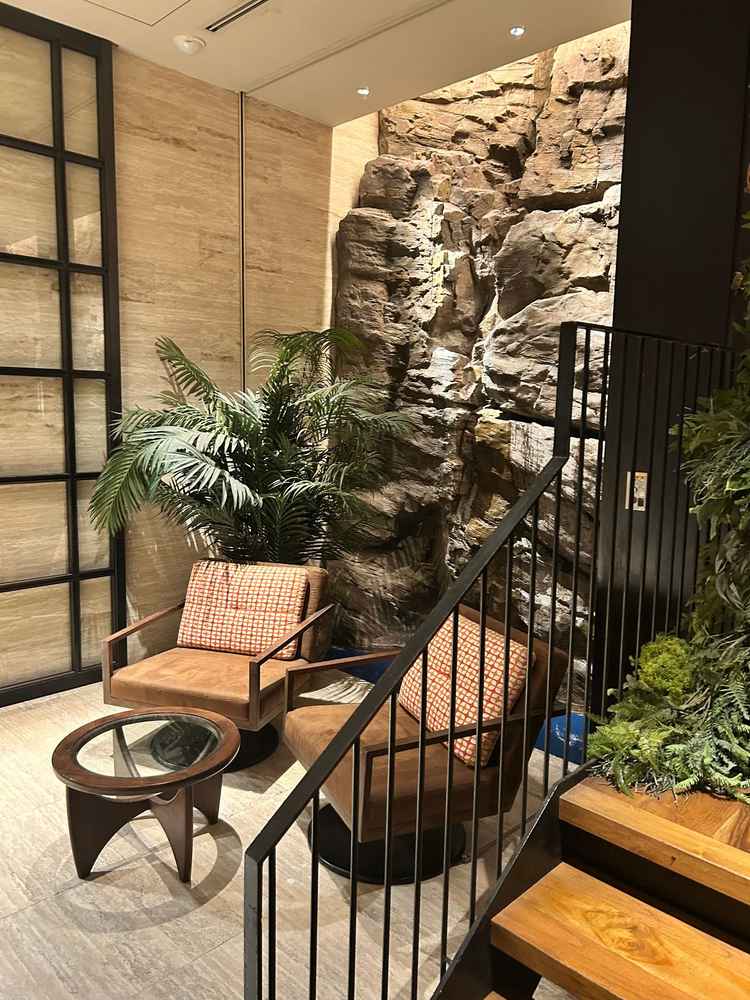 地下の食事会場のウェルカムスペース