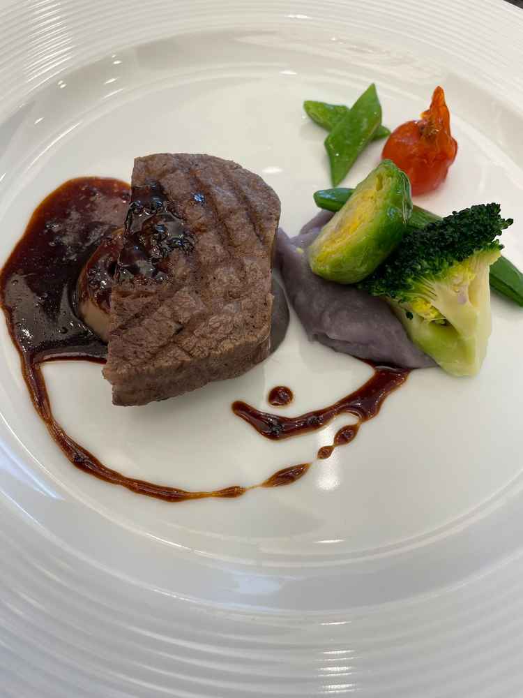 料理です。とてもお肉が柔らかくてびっくりしました。