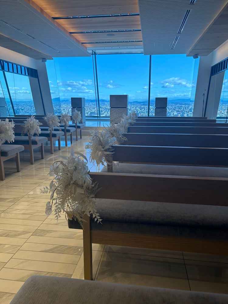 挙式会場。雨の日の写真も見させてもらったが、雰囲気が暗くなく、天候が悪い日も明るい雰囲気だった。