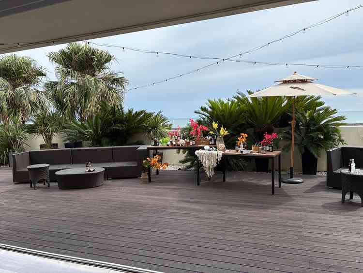 テラスでウエルカムドリンクを用意した場合の写真。皆で和気あいあいと過ごせることが開放的空間でした。