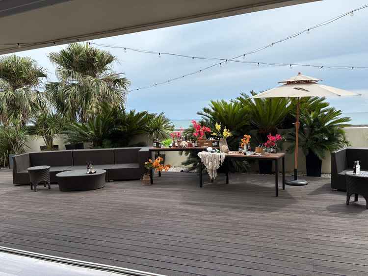 テラスでウエルカムドリンクを用意した場合の写真。皆で和気あいあいと過ごせることが開放的空間でした。