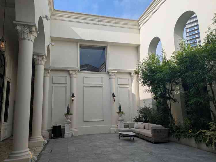 中庭の雰囲気です。奥にはチャペルがあり、左側は披露宴会場と出入りできるガラスがあります。ら