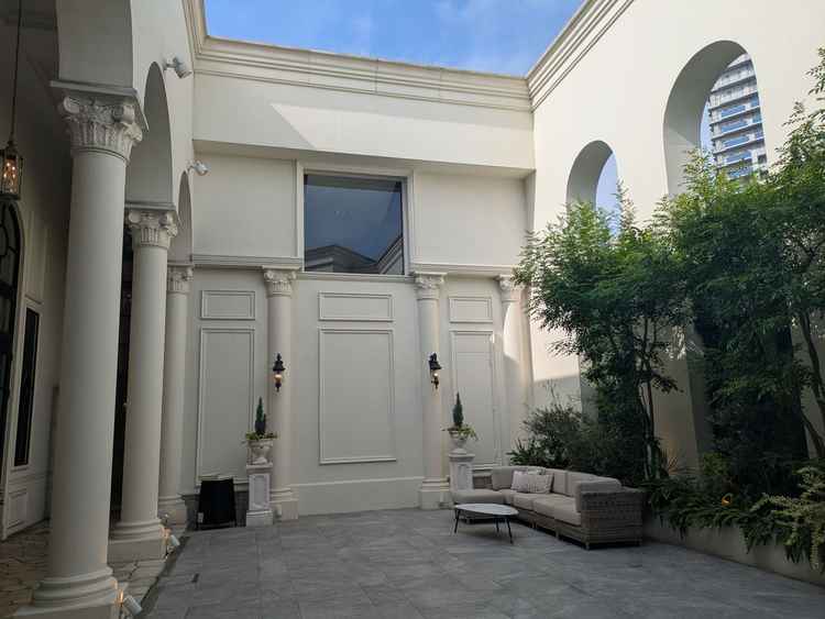 中庭の雰囲気です。奥にはチャペルがあり、左側は披露宴会場と出入りできるガラスがあります。ら