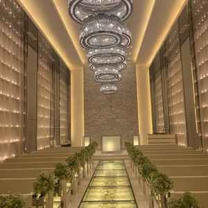 チャペルはガラスのバージンロードがキラキラしていていました。