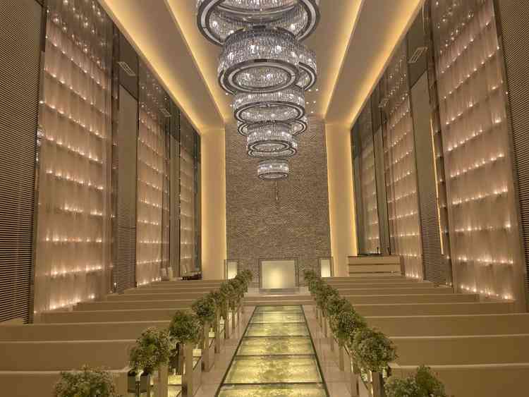 チャペルはガラスのバージンロードがキラキラしていていました。