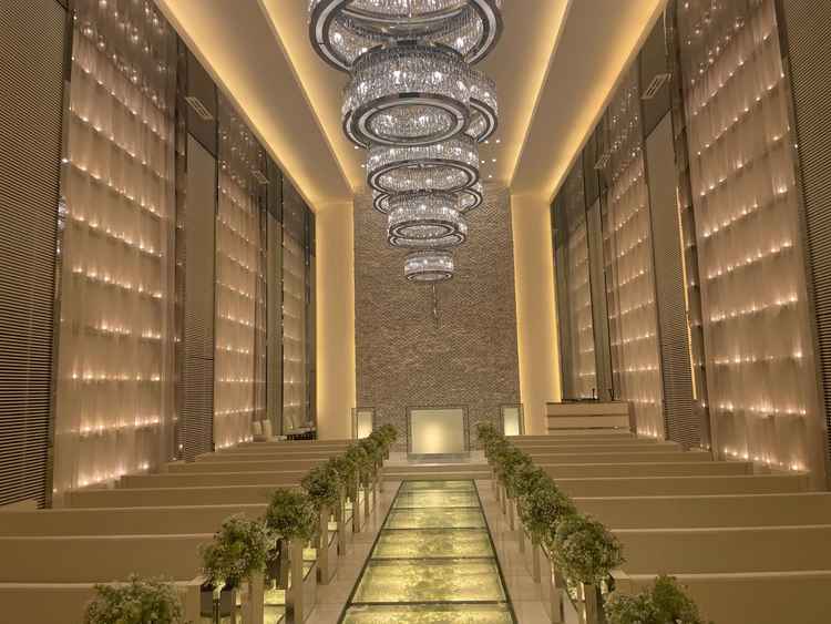 チャペルはガラスのバージンロードがキラキラしていていました。