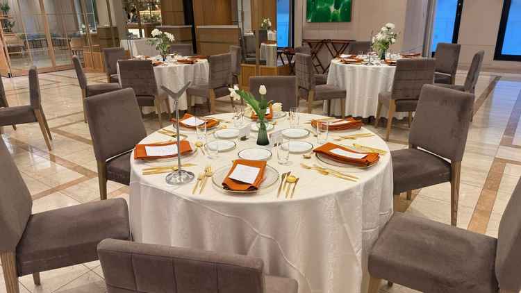 3階宴会場の写真。装飾などにこだわりを感じた宴会場でした。100名規模の準備が見れました。