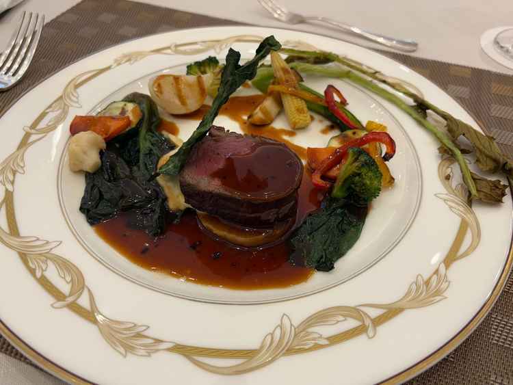 試食会でのメイン料理。お肉も柔らかく、盛り付けも華やかで視覚でも楽しめそうです。