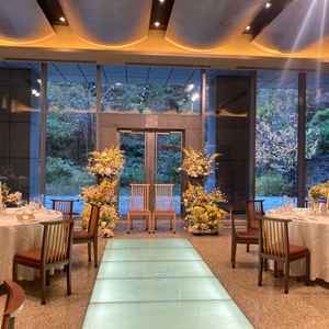 披露宴会場からは中庭が臨め、光が入ってくるのがいいなと思いました。