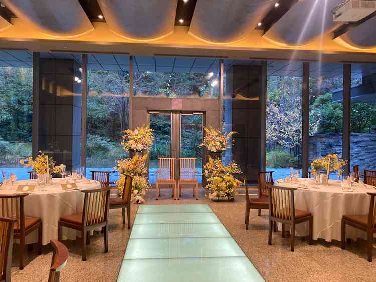 披露宴会場からは中庭が臨め、光が入ってくるのがいいなと思いました。