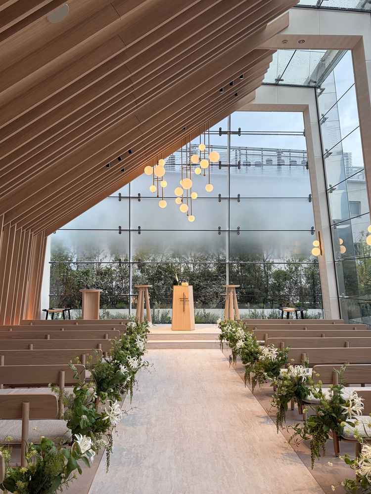 ベージュの木目調とガラスのから見える空と緑がとても綺麗でした。