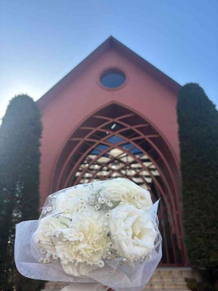 模擬結婚式を見たウッド調のチャペル。ブーケトスではお花を受け取りそのままプレゼントしていただけた。