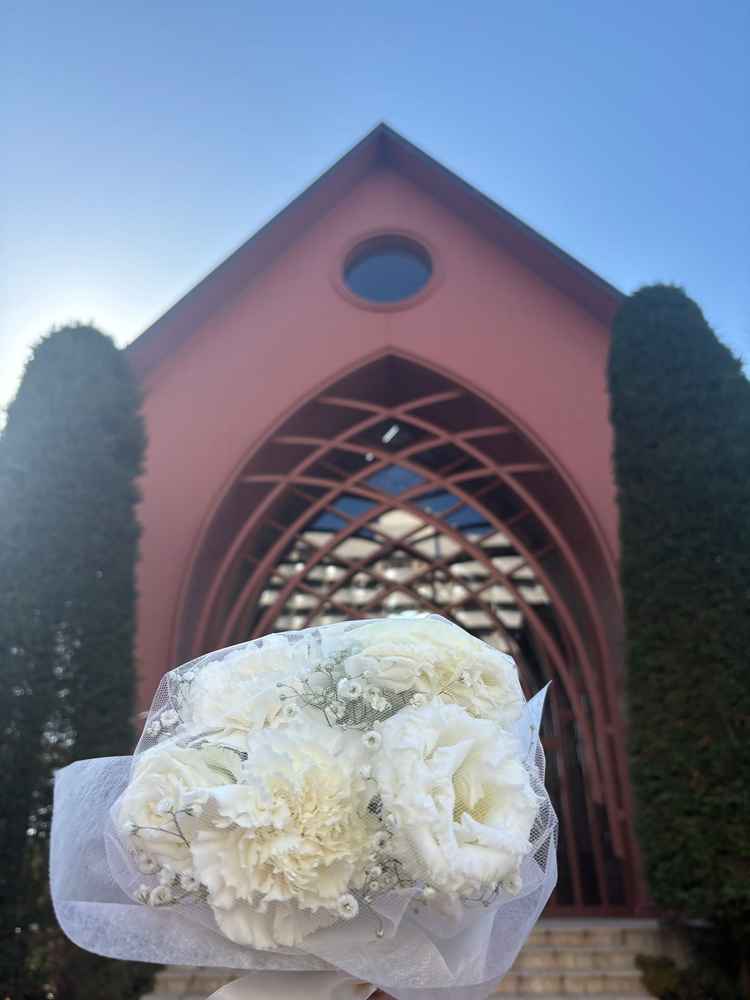 模擬結婚式を見たウッド調のチャペル。ブーケトスではお花を受け取りそのままプレゼントしていただけた。