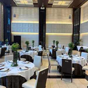 大型披露宴会場、とても広く大人数の際にはぴったりな空間