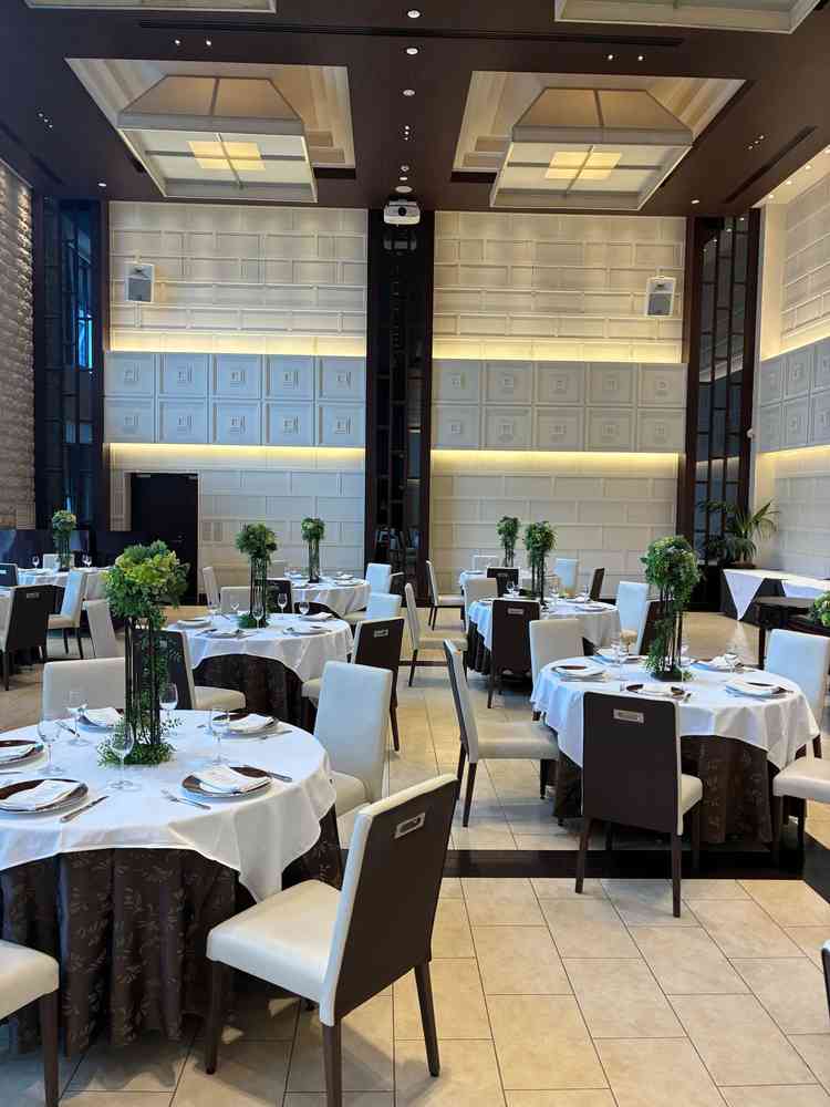 大型披露宴会場、とても広く大人数の際にはぴったりな空間