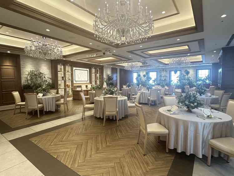 披露宴会場は２つ。ナチュラルな方に惹かれてました。グリーンがとてもいい役目をしています。