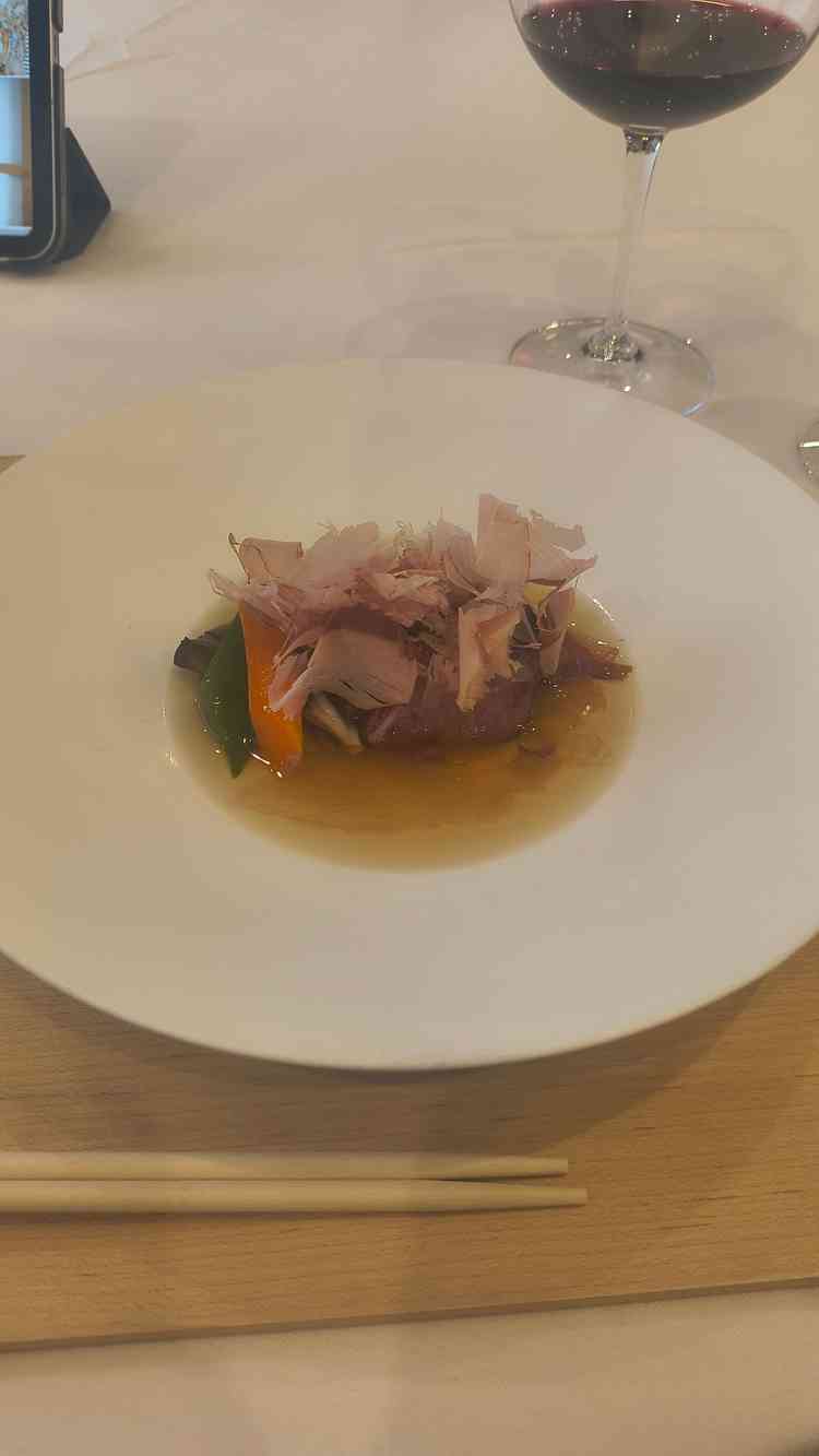 お肉を1切れ食べて、スープを足すアレンジは初めてで驚きました。