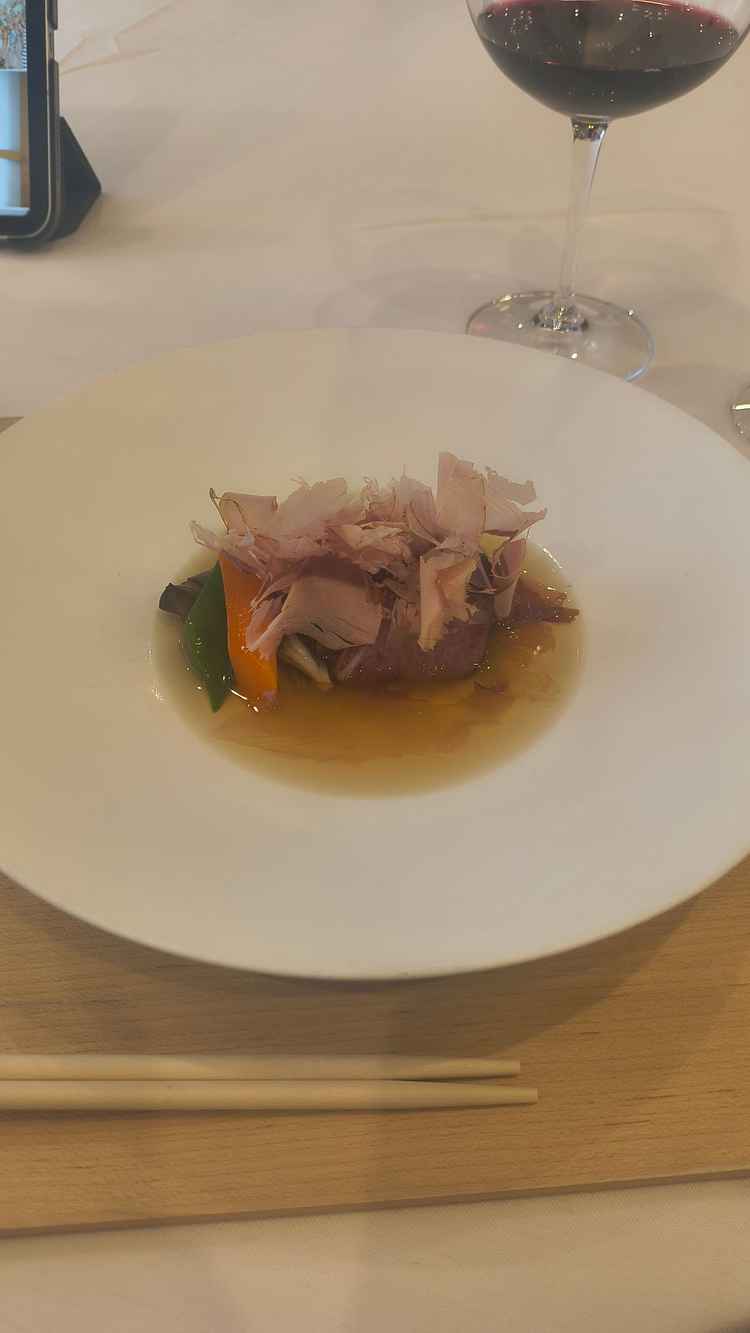 お肉を1切れ食べて、スープを足すアレンジは初めてで驚きました。