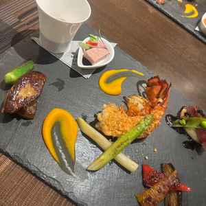 試食をさせていただいた料理です。お野菜がとても美味しかったです。お肉料理も美味しく感動しました！！！