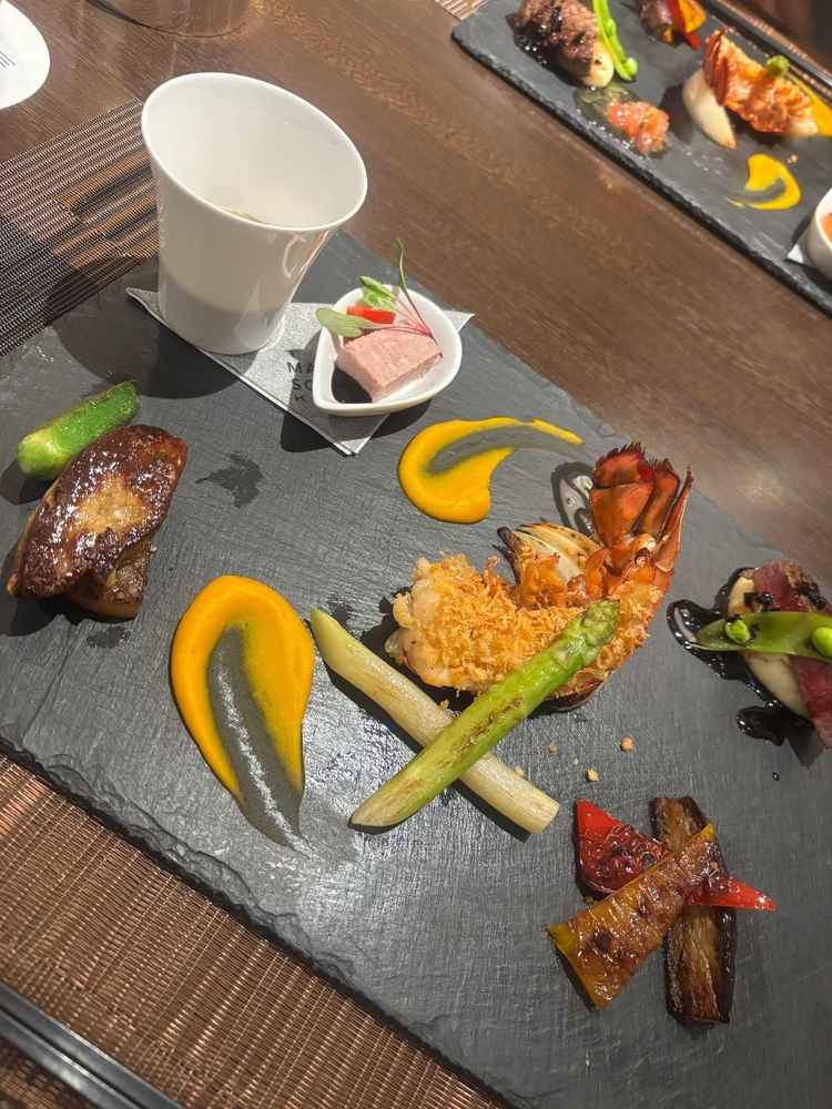 試食をさせていただいた料理です。お野菜がとても美味しかったです。お肉料理も美味しく感動しました！！！