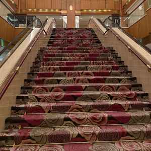 ロビーの大階段には高級感がありここでの写真は映えると思った。ロビーでの挙式の場合ここで集合写真とれる