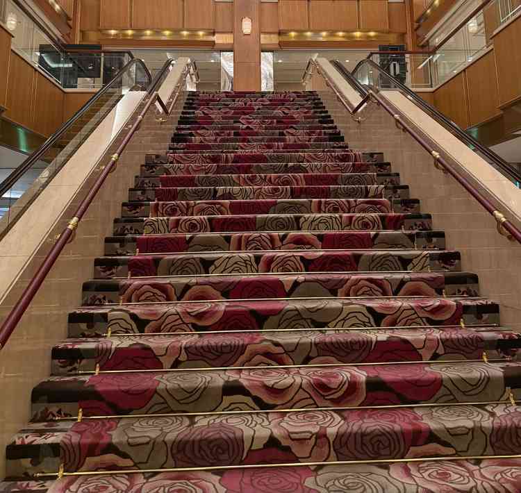 ロビーの大階段には高級感がありここでの写真は映えると思った。ロビーでの挙式の場合ここで集合写真とれる