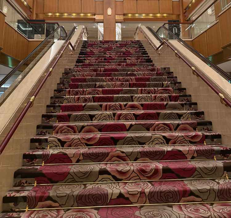 ロビーの大階段には高級感がありここでの写真は映えると思った。ロビーでの挙式の場合ここで集合写真とれる