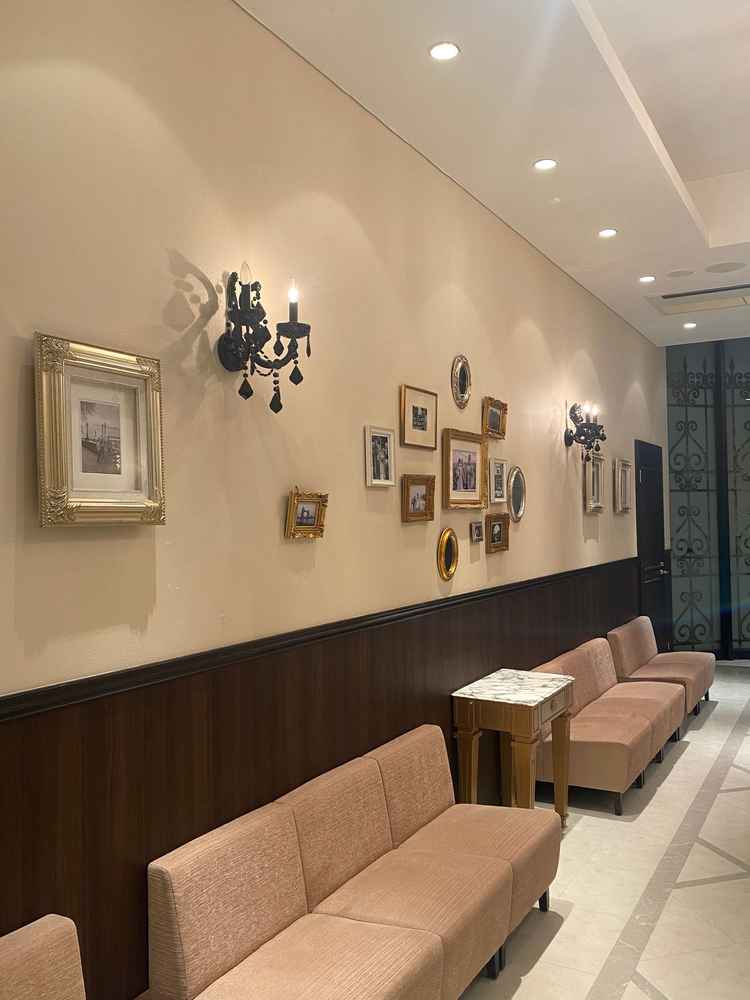 待合室の壁の雰囲気。飾りの写真は自分たちのものに変更可能