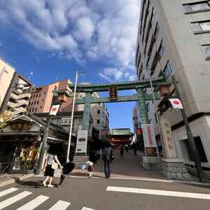 神田明神の鳥居の写真。街の中に突如現れて、神聖な気持ちになります。