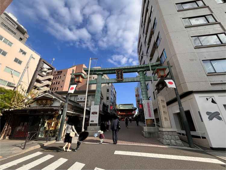 神田明神の鳥居の写真。街の中に突如現れて、神聖な気持ちになります。