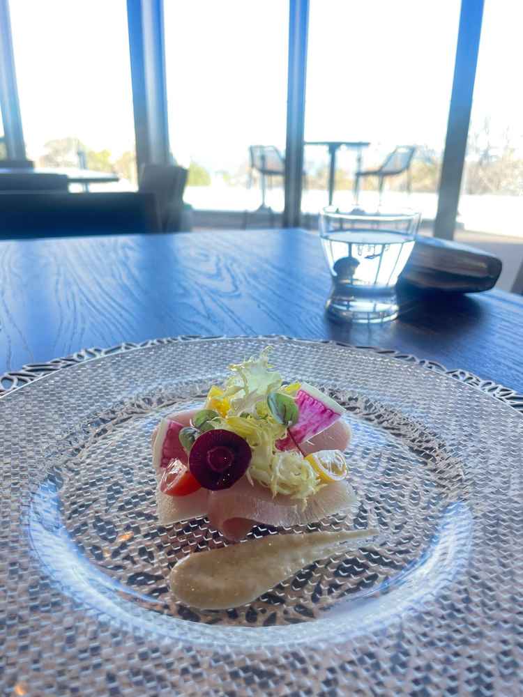 前菜。燻製したお魚にごぼうのソース。手が込んでいてレベルの高さを感じました。