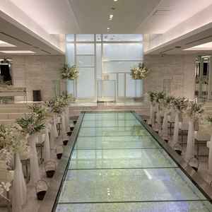 チャペルの床はガラス張りで光の演出ができます。好きな色に変更することも可能で幻想的な空間でした。