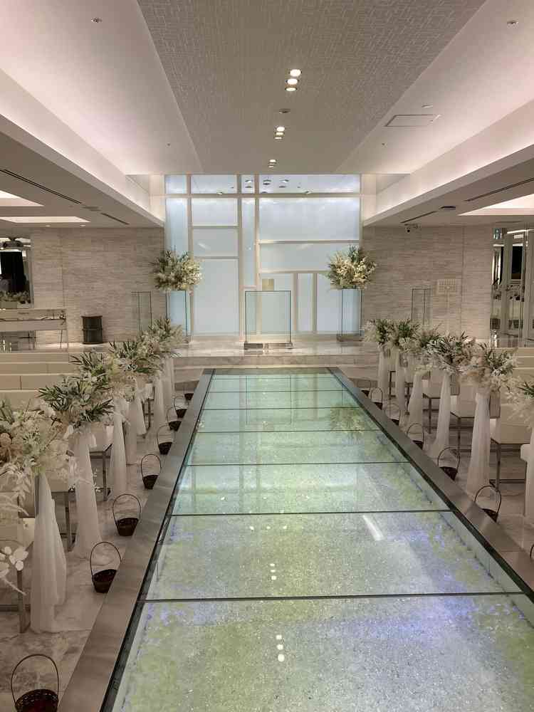 チャペルの床はガラス張りで光の演出ができます。好きな色に変更することも可能で幻想的な空間でした。