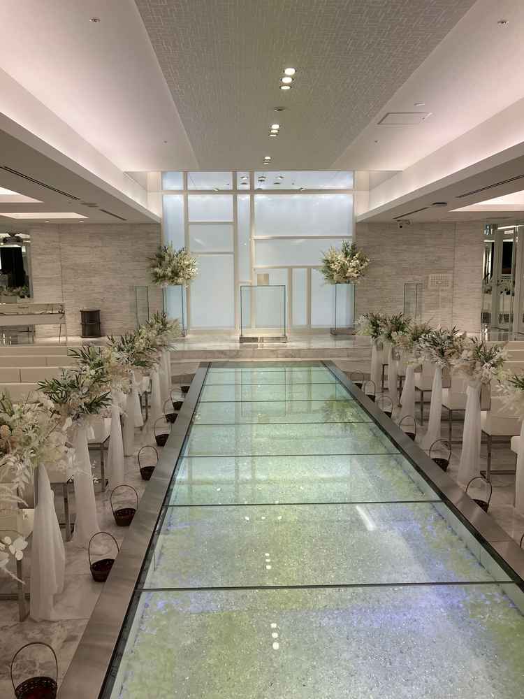 チャペルの床はガラス張りで光の演出ができます。好きな色に変更することも可能で幻想的な空間でした。