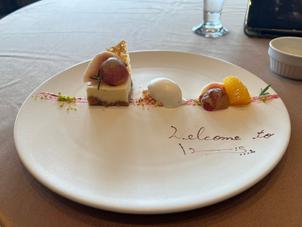 試食です。プレートに「IRIS」と書かれていて可愛らしく、デザートもとても美味しかったです。