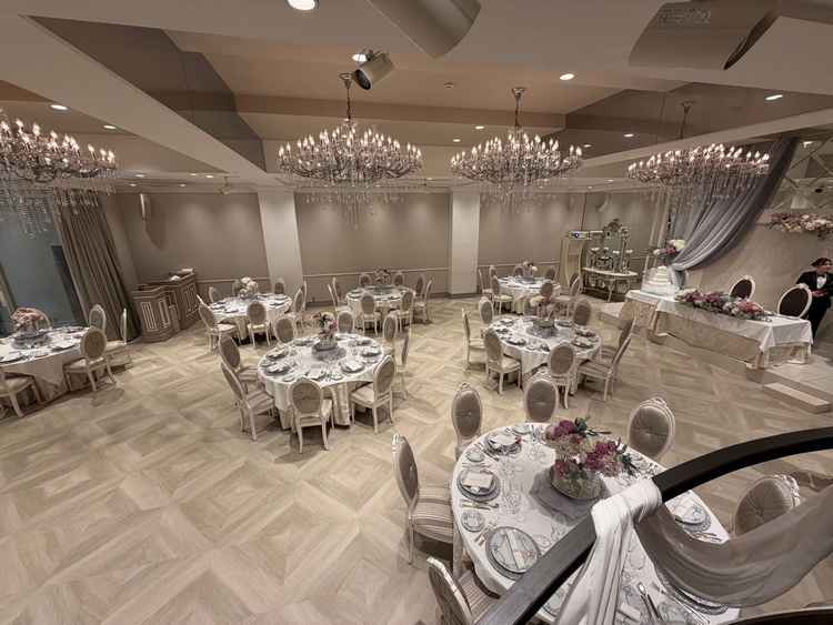 パーティー会場のような雰囲気で、階段での登場は魅力感じた。