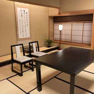 施設内に入っている料亭です。こちらでも食事を楽しめます。畳があり和の雰囲気でリラックスできます。