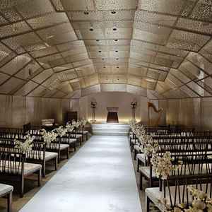 アロマが焚かれており、非常に良い匂いでした。椅子もクッションがついていて参列者の居心地も良さそう。