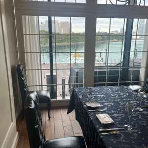 控え個室。窓からの景色が綺麗