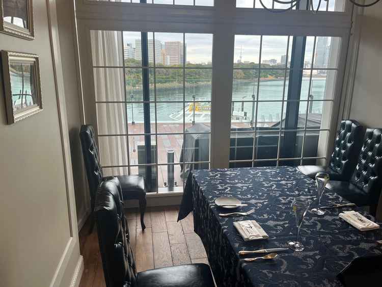 控え個室。窓からの景色が綺麗