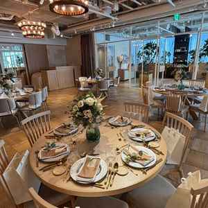 円卓形式での披露宴会場を見させていただきました。