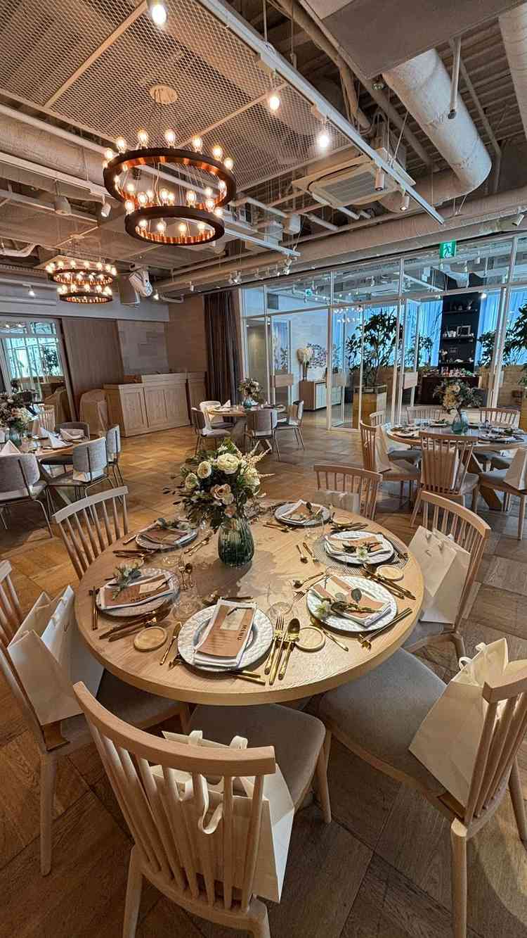 円卓形式での披露宴会場を見させていただきました。